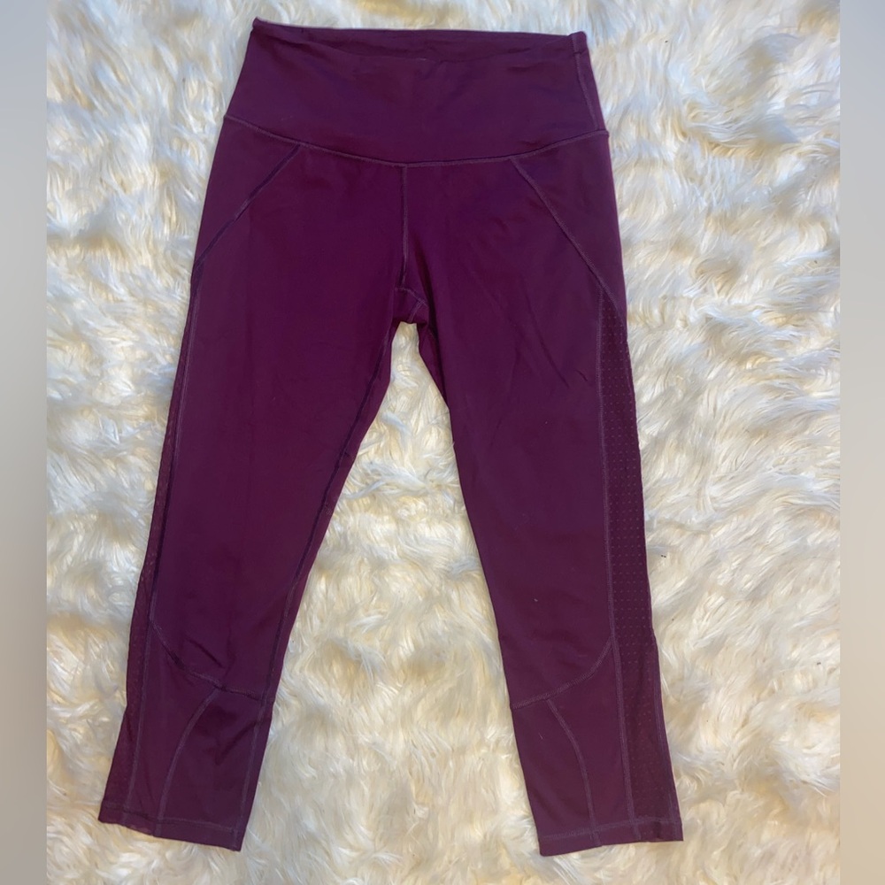 Small Victoria’s Secret Sport Maroon Capri Leggings with Design